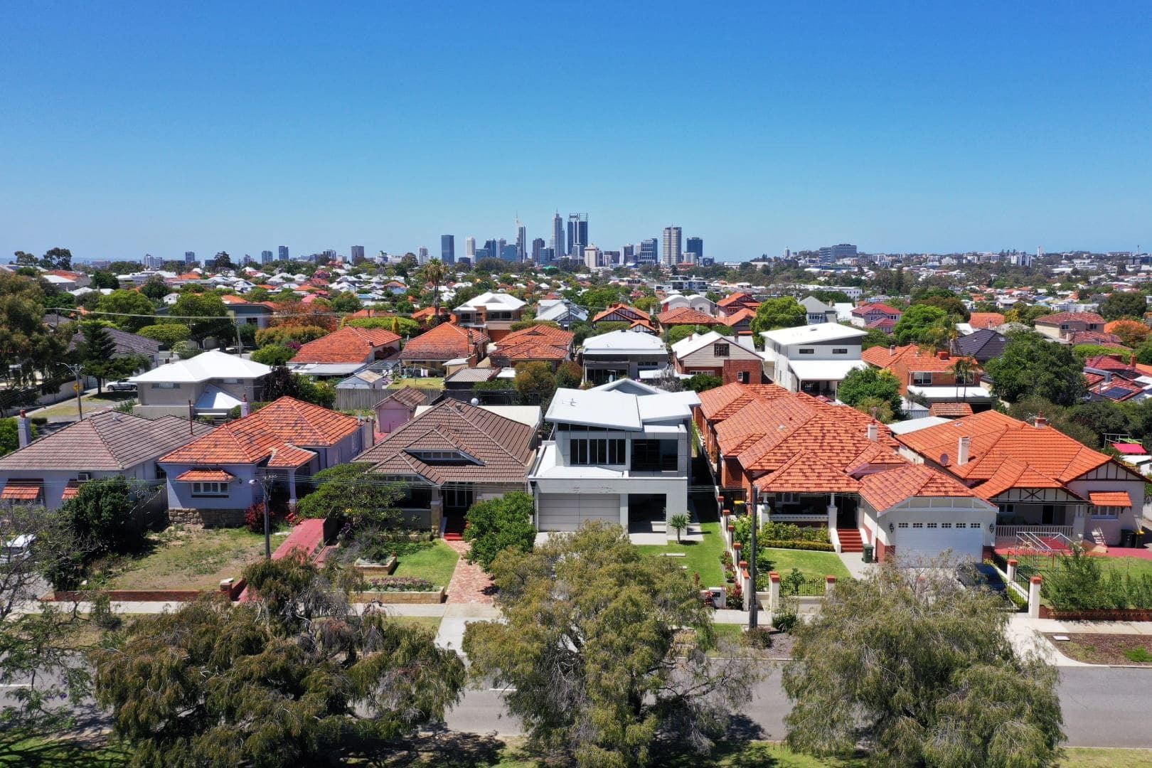 Mortgage Market Resilient as Investors Surge and Refinancing Rebounds